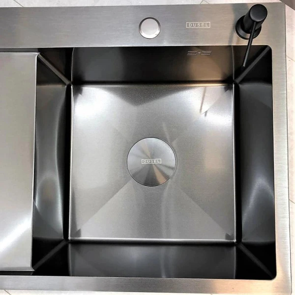 Мийка кухонна з нержавіючої сталі Dusel DS50963-2RNB 630*500*230 Right (Nano Black) - фото 21